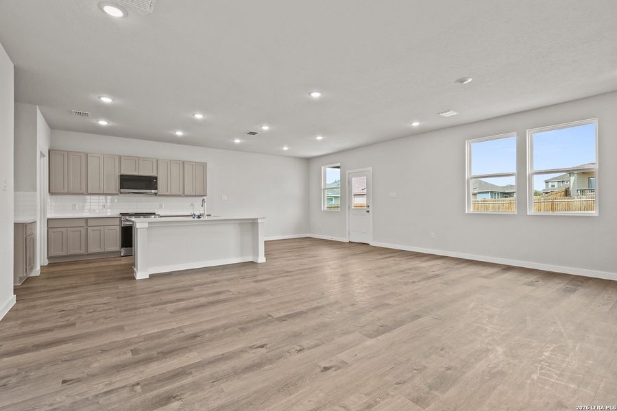 Spacious, unfurnished interior of a new home in Park Place, New Braunfels (Image 28).
