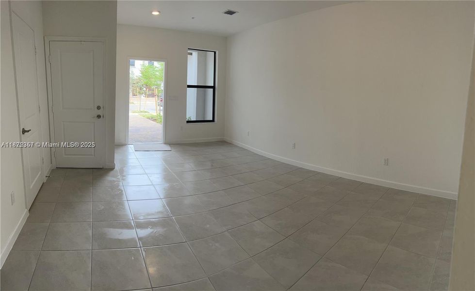 Spacious, unfurnished interior of a new home in , Pembroke Pines (Image 13).