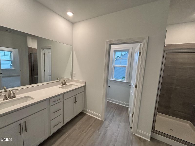 STR SU 203_Owners Bath-B