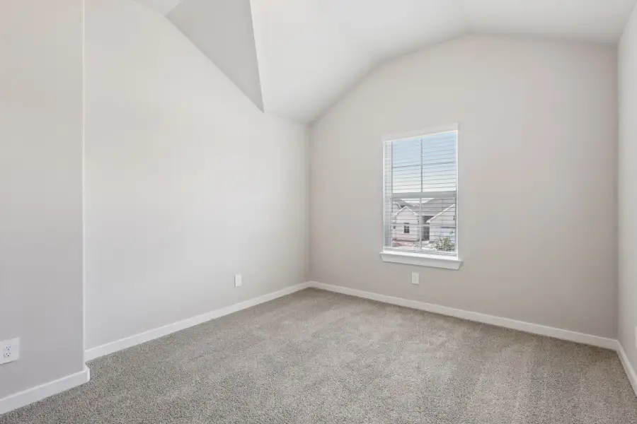 Spacious, unfurnished interior of a new home in Stewart's Ranch, Conroe (Image 9).