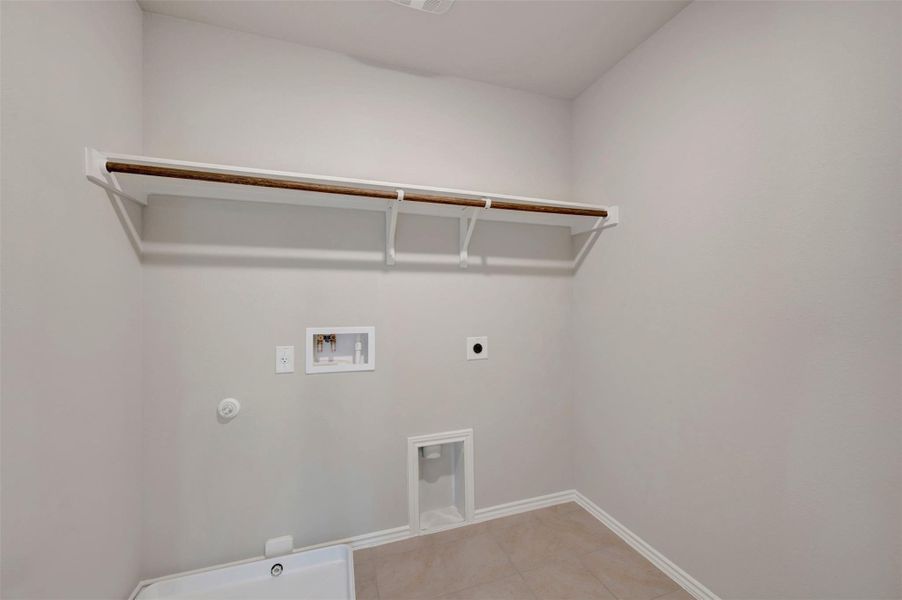 Spacious, unfurnished interior of a new home in Heritage, Dripping Springs (Image 18).