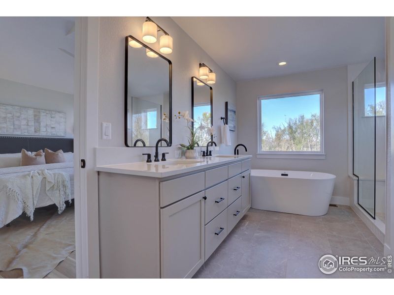 Double sinks + separate tub and bathroom