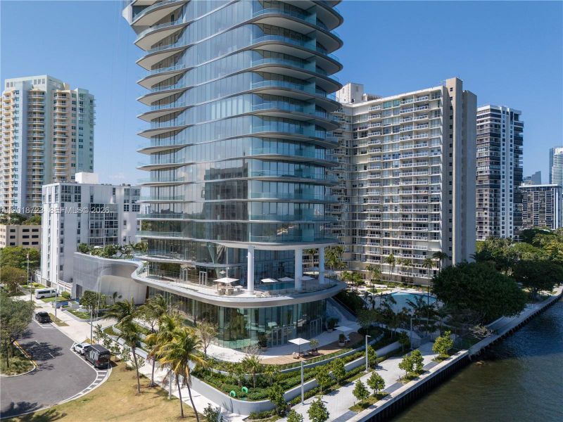 Condo located in Miami, FL showcasing its design and architecture (Image 17).