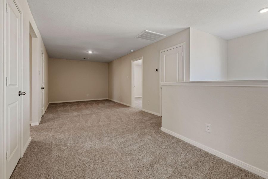 Spacious, unfurnished interior of a new home in Sweetwater Ridge, Conroe (Image 15).