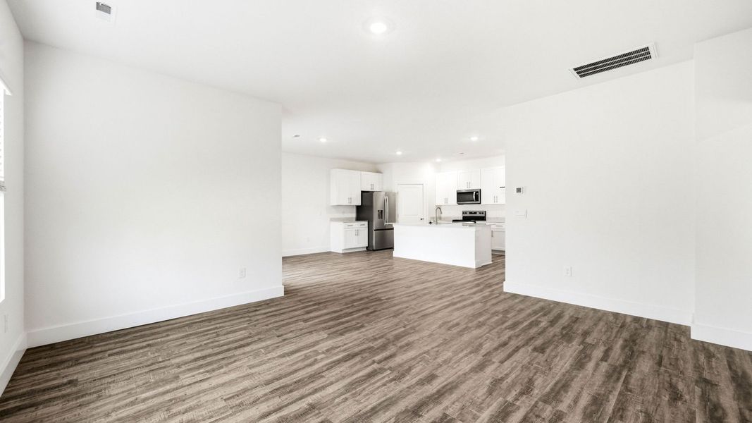 Spacious, unfurnished interior of a new home in Saint Andrews Garth, Kingsport (Image 18).