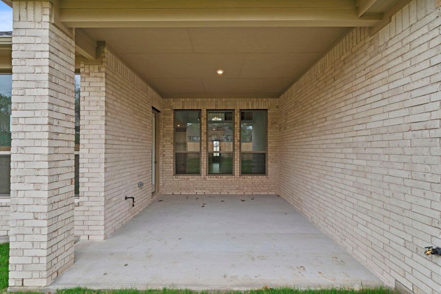 Exterior details and patio area of a home in Sauls Ranch East, Round Rock (Image 25).