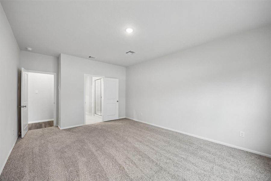 Spacious, unfurnished interior of a new home in Saint Tropez, Huffman (Image 18).