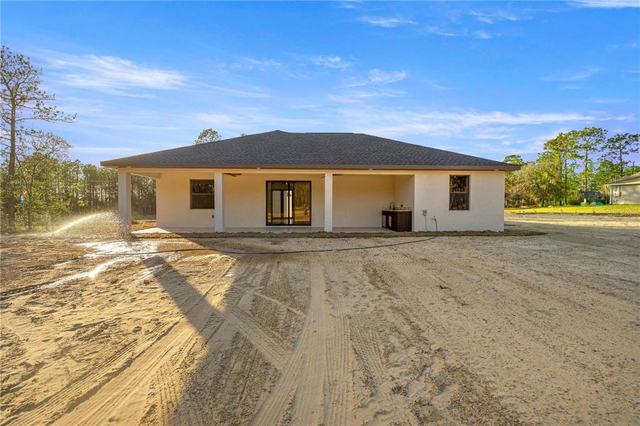 Exterior details and patio area of a home in , Dunnellon (Image 19).