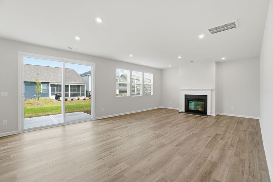 Spacious, unfurnished interior of a new home in Waxhaw Landing, Monroe (Image 13).