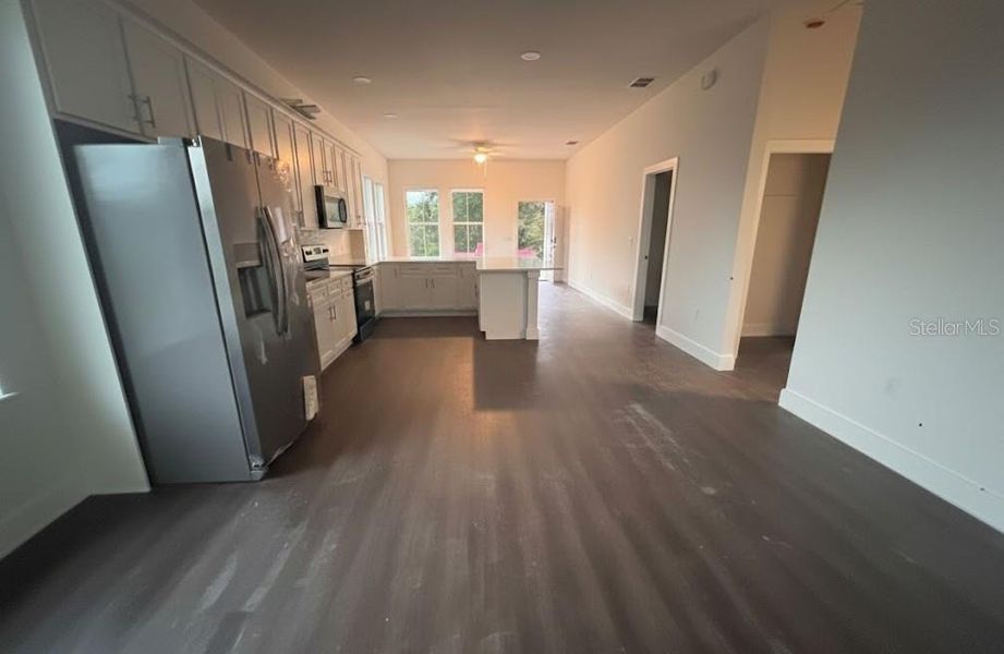 Spacious, unfurnished interior of a new home in , Port Charlotte (Image 10).