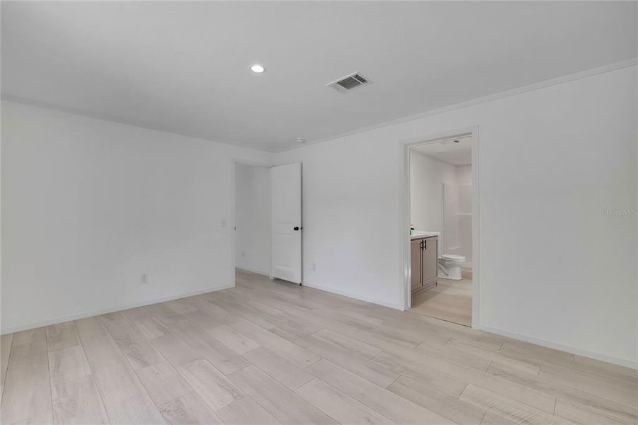 Spacious, unfurnished interior of a new home in , Homosassa (Image 32).