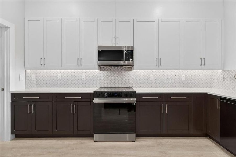 Furnished interior view inside a new home in , Tarpon Springs (Image 16).