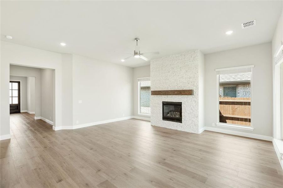 Spacious, unfurnished interior of a new home in Chaparral Park, Oak Point (Image 28).