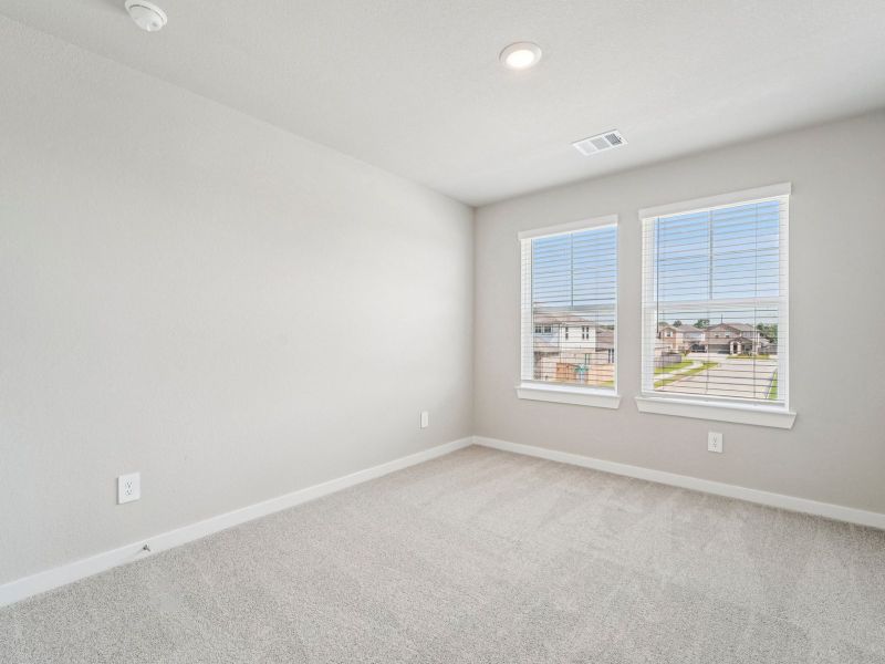 Spacious, unfurnished interior of a new home in Heights of Barbers Hill, Mont Belvieu (Image 18).