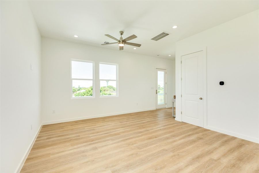 Spacious, unfurnished interior of a new home in , Galveston (Image 15).