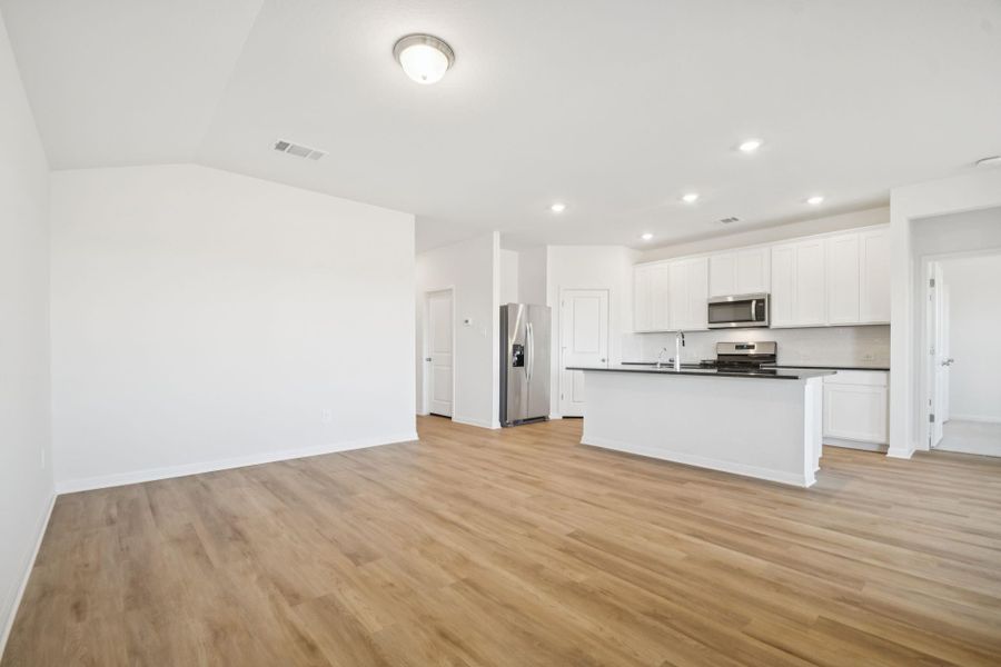 Spacious, unfurnished interior of a new home in , Conroe (Image 11).