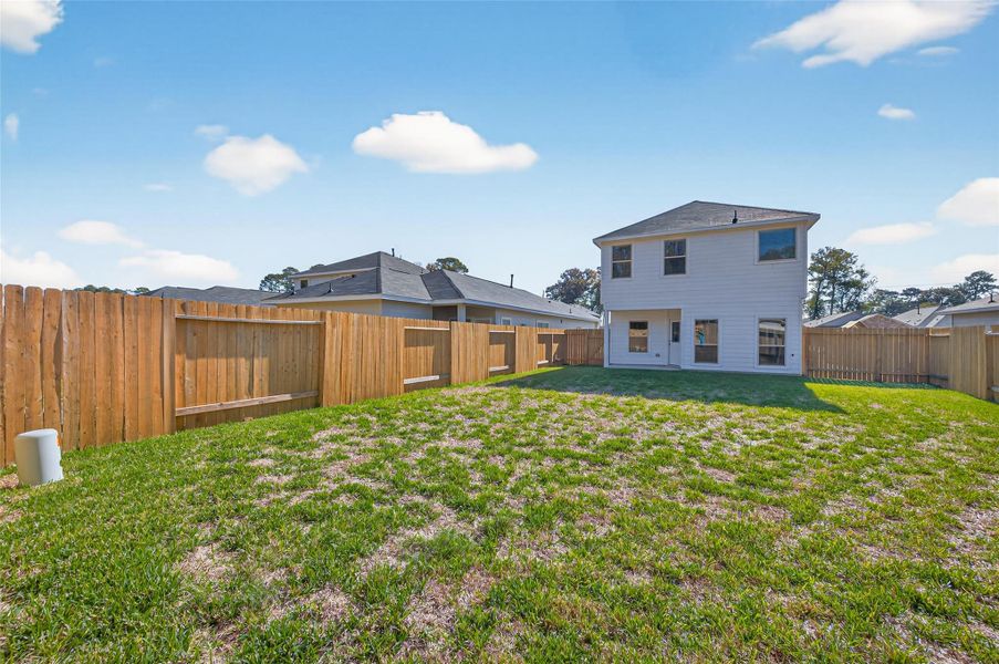 Exterior details and patio area of a home in Woodland Lakes, Huffman (Image 25).