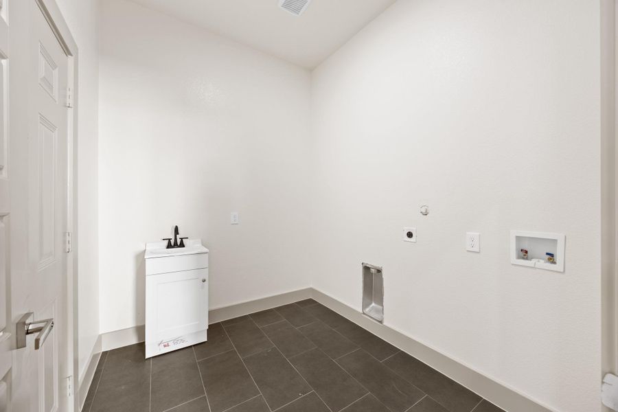 Spacious, unfurnished interior of a new home in , Cleveland (Image 14).