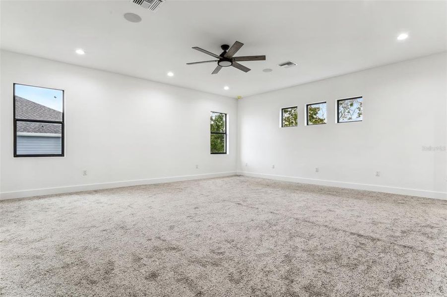 Spacious, unfurnished interior of a new home in , Tampa (Image 38).