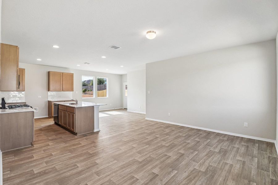 Spacious, unfurnished interior of a new home in Hunters Ranch, San Antonio (Image 23).