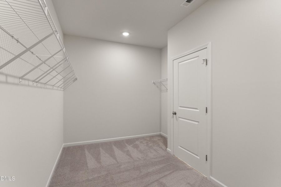 Large Walk-in-closet Large Walk-in-closet