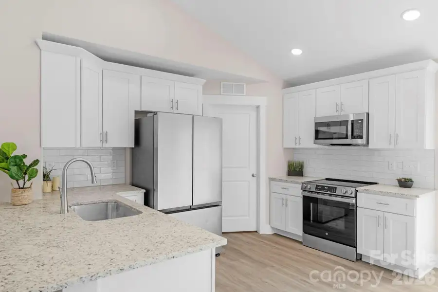 Kitchen w/ backsplash