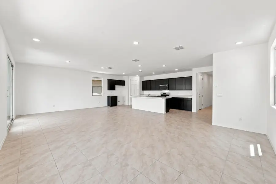 Spacious, unfurnished interior of a new home in Baker Farms, Phoenix (Image 9).