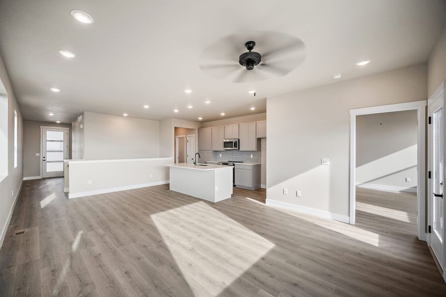 Spacious, unfurnished interior of a new home in Trails at Aspen Ridge-3, Colorado Springs (Image 20).