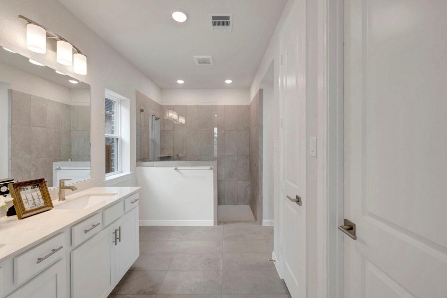 Furnished interior view inside a new home in The Grand Prairie - Meadow Collection, Hockley (Image 22).