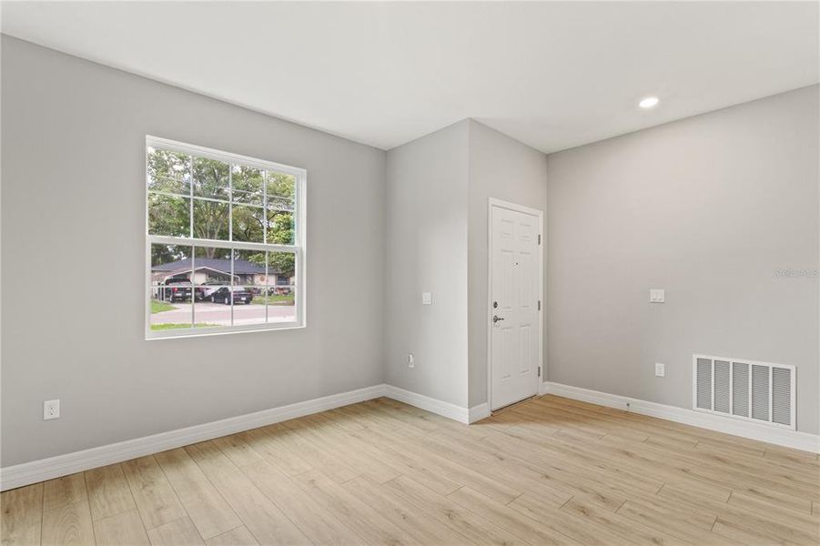 Spacious, unfurnished interior of a new home in , Apopka (Image 8).