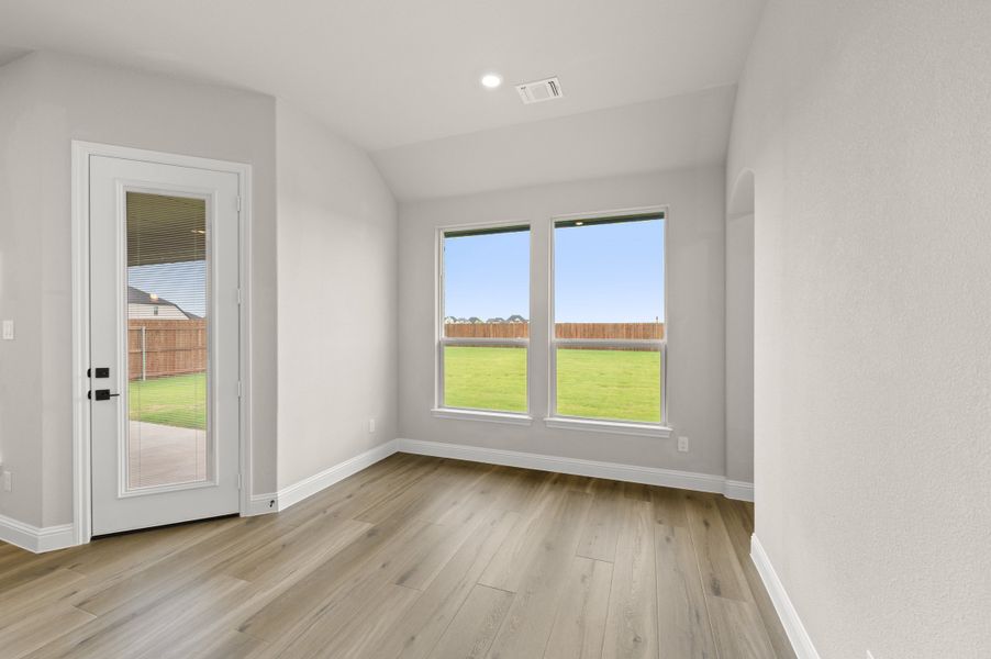 Spacious, unfurnished interior of a new home in Myrtle Creek, Waxahachie (Image 14).
