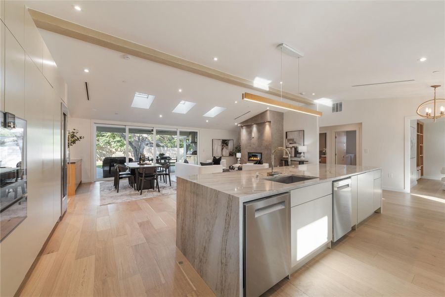 Entertain with ease, surrounded by thoughtful details and timeless design Entertain with ease, surrounded by thoughtful details and timeless design