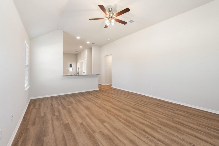 Spacious, unfurnished interior of a new home in , Navasota (Image 16).