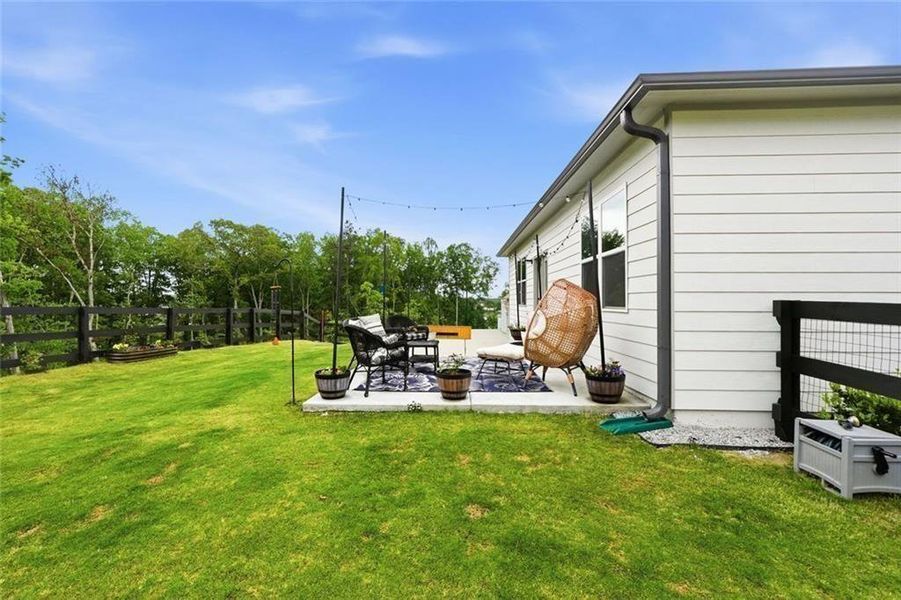 Exterior details and patio area of a home in Lost Creek, Dallas (Image 35).