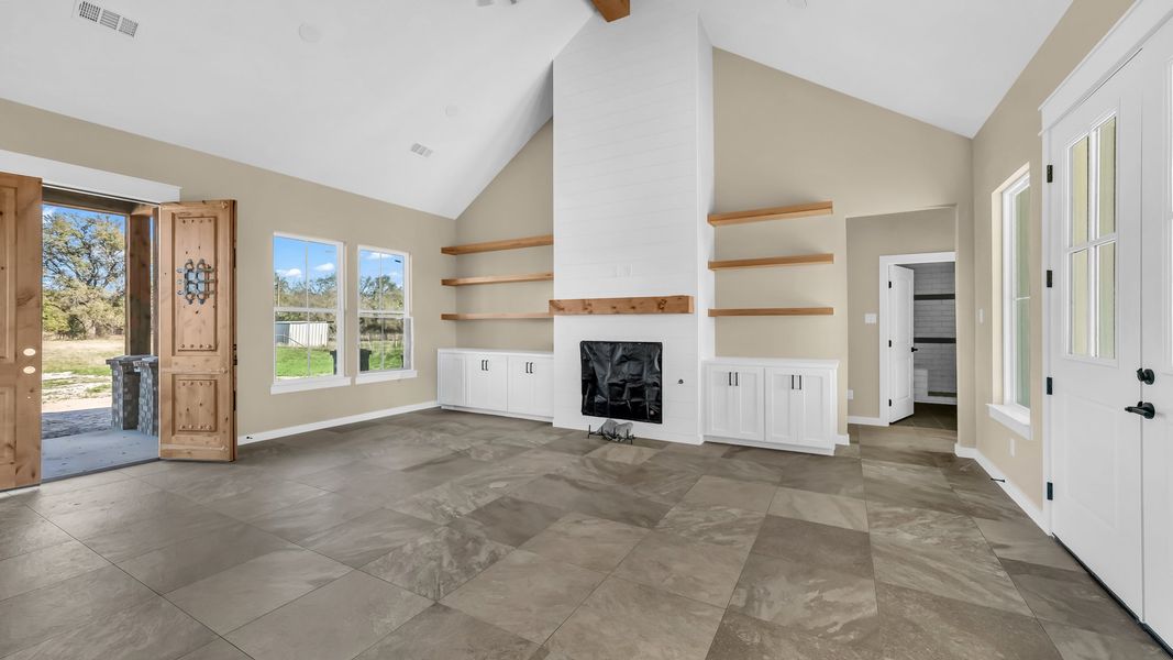Spacious, unfurnished interior of a new home in Oak Water Ranch, Granbury (Image 10).