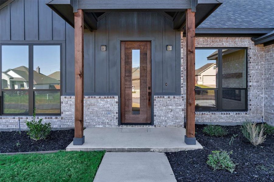 Exterior details and patio area of a home in , Granbury (Image 2).