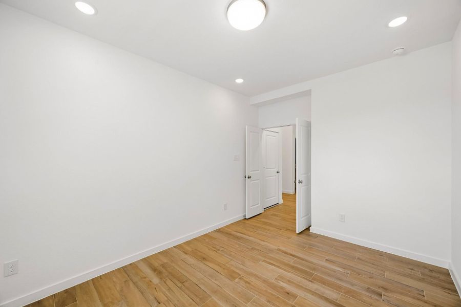 Spacious, unfurnished interior of a new home in Meridiana, Iowa Colony (Image 18).