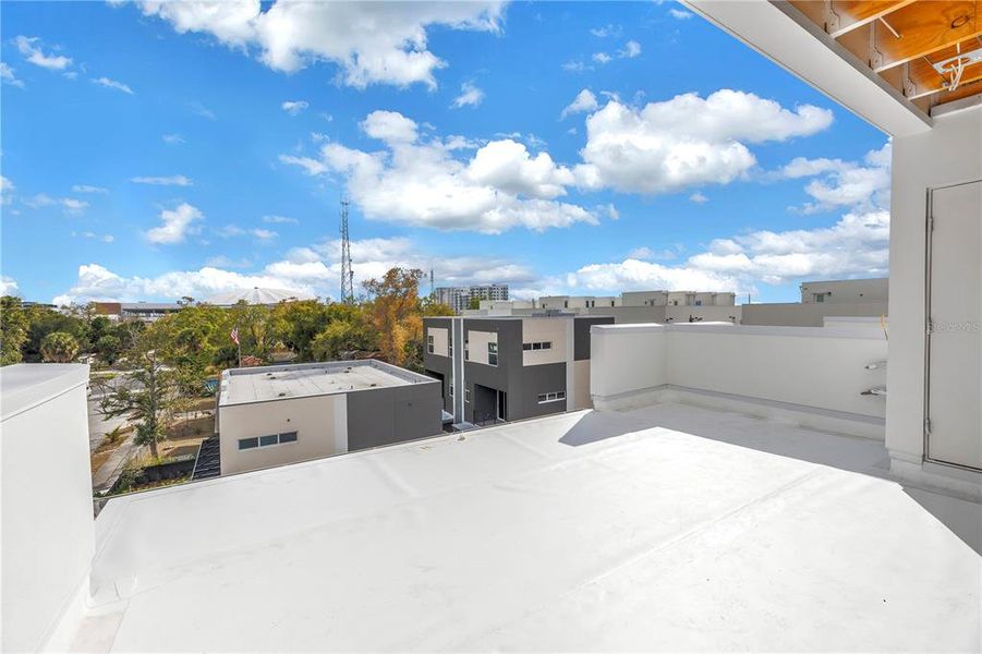 Exterior details and patio area of a home in , St. Petersburg (Image 19).