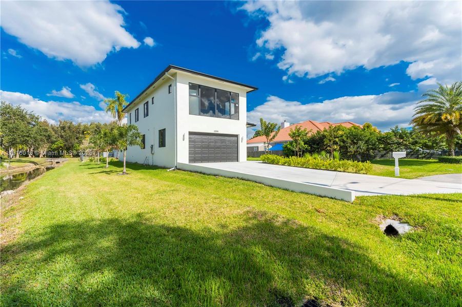 Exterior details and patio area of a home in , Plantation (Image 32).
