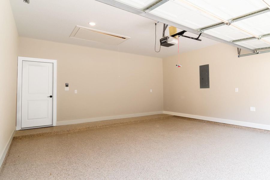 Spacious, unfurnished interior of a new home in , Huntsville (Image 24).