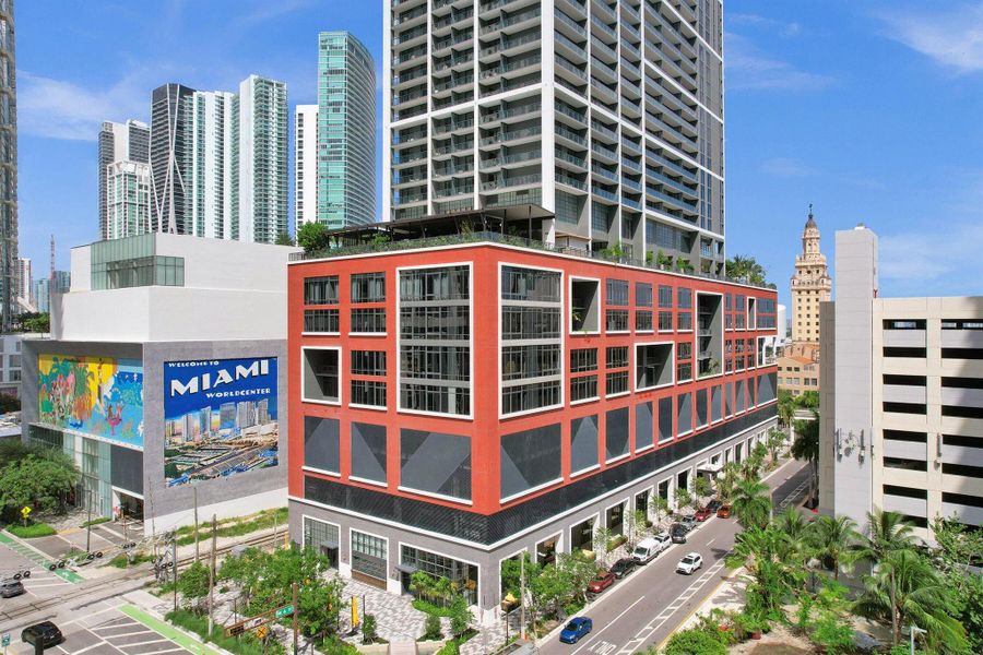 Condo located in Miami, FL showcasing its design and architecture (Image 17).