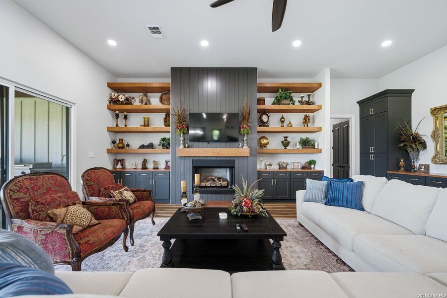 Furnished interior view inside a new home in , Runge (Image 14).
