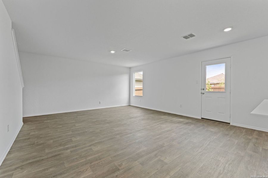 Spacious, unfurnished interior of a new home in Avenida, Converse (Image 23).