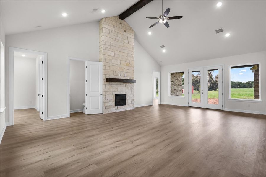 Spacious, unfurnished interior of a new home in , Angleton (Image 16).