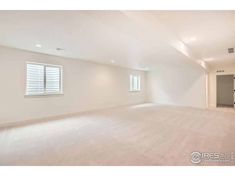 Spacious, unfurnished interior of a new home in Barefoot Lakes, Longmont (Image 21).