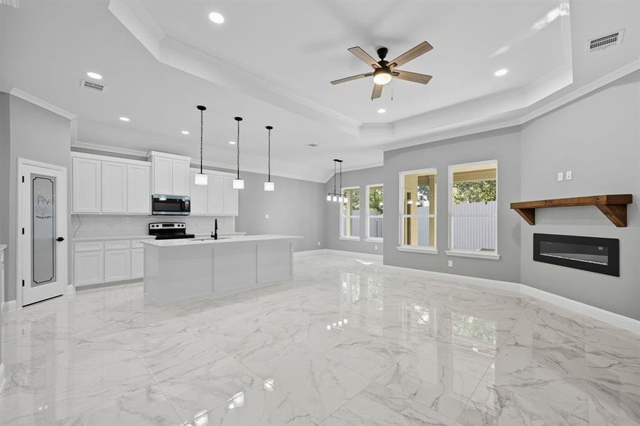 Spacious, unfurnished interior of a new home in , Grand Prairie (Image 16).