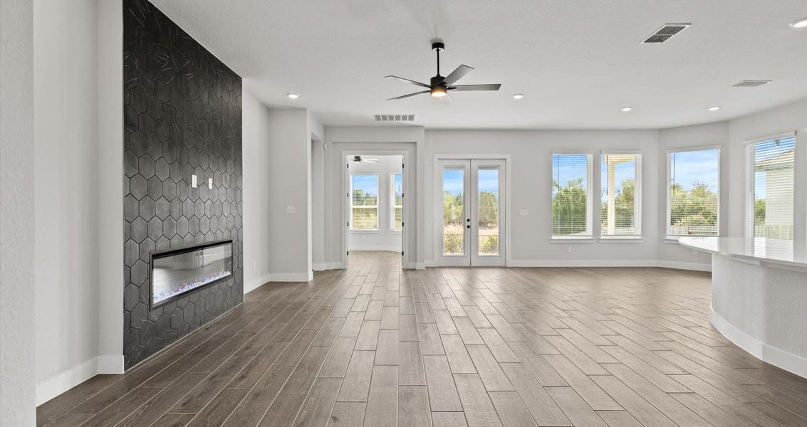 Spacious, unfurnished interior of a new home in Village at Three Oaks, Seguin (Image 17).