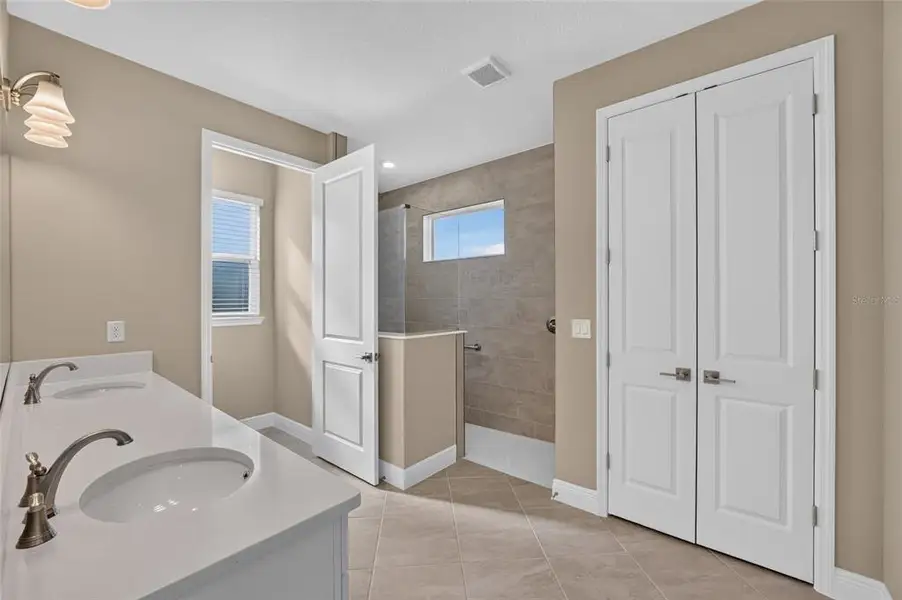 Furnished interior view inside a new home in , Ocala (Image 15).