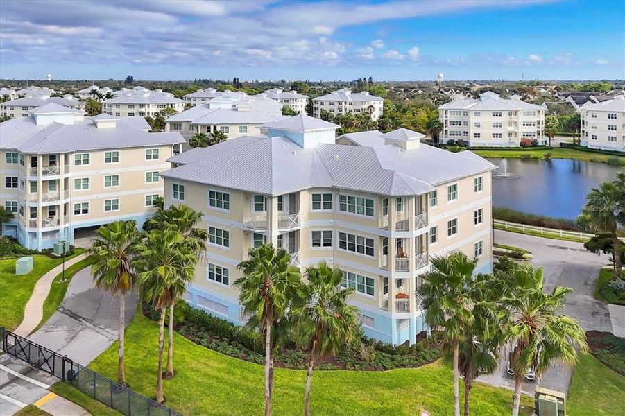 Condo located in Bradenton, FL showcasing its design and architecture (Image 3).
