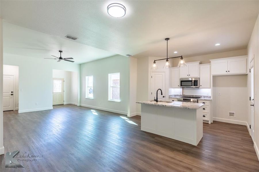Spacious, unfurnished interior of a new home in , Abilene (Image 19).